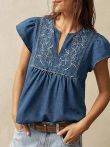 Bohemela Blus Denim Kasual Lengan Bergelombang Leher V Bordir Bunga untuk Wanita Ukuran Plus - Medium Wash - View 5