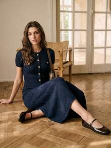 BizChic Nuevo vestido de cuello redondo para primavera/verano con decoración de botón de metal, patrón de tejido de diamante de celosía, acanalado vertical, bajo en línea A, abertura frontal, cintura ceñida, estilizador, azul marino - Azul Marino - Ver 3