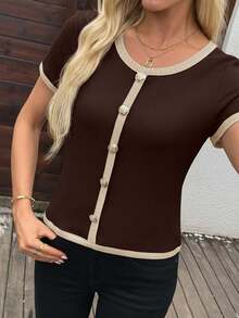 EMERY ROSE Áo thun nữ cổ tròn tay ngắn, cài nút kim loại màu tương phản - Cà phê nâu - Xem 7