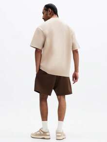 SUMWON Conjunto informal de verano de 1851 Essentials con camiseta de cuello redondo de corte holgado de manga corta con bolsillo en el pecho delantero y pantalones cortos a juego de corte relajado con cordón - Marrón - Ver 2