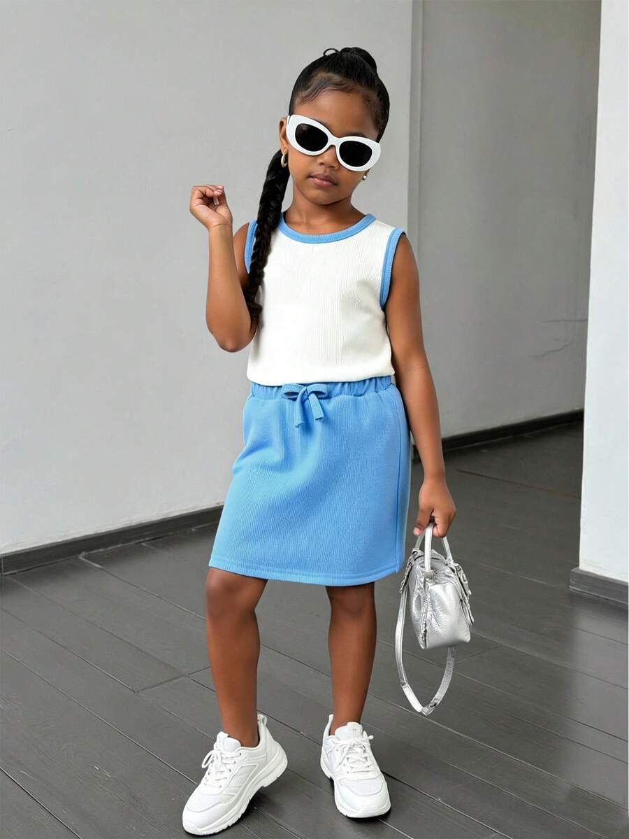Bộ đồ thể thao 2 món cho bé gái, áo tank top và quần thể thao phối màu tương phản, xanh dương & trắng. Áo được làm từ vải dệt kim có họa tiết, chất liệu thoải mái, cổ tròn, thiết kế không tay. Quần là quần thể thao màu xanh dương. Tổng thể trông thời trang và tối giản, phù hợp cho các buổi đi chơi, mặc hàng ngày, đi học và các buổi tụ họp. Kiểu dáng tương đối ôm sát, phù hợp cho việc đi học và mặc hàng ngày. - Nhiều màu - Xem 1