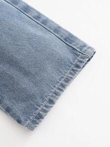 26款春夏新款男童浅蓝色牛仔背带裤，时尚百搭的韩版直筒宽松阔腿连体裤，面料柔软舒适，适合休闲外出、聚会、居家、节日等场合。