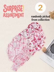 SHEIN 5件套甜美风女童缎面睡衣，多种印花图案可选。光滑闪亮的面料带来奢华优雅的触感。长袖翻领开衫搭配长裤，舒适居家服。随机两件套组合发货。 - 彩色 - 查看 3