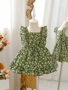 SHEIN Glamorique Kids 这款粉白格纹吊带连衣裙，搭配可爱的草莓印花，营造出清新自然的氛围。肩部饰以荷叶边，完美诠释了夏日时尚优雅活泼的气质。A字版型，采用轻盈透气的面料，适合假日派对、周岁婚礼、景区游览、拍照等各种场合穿着。 - 綠色 - 查看 3