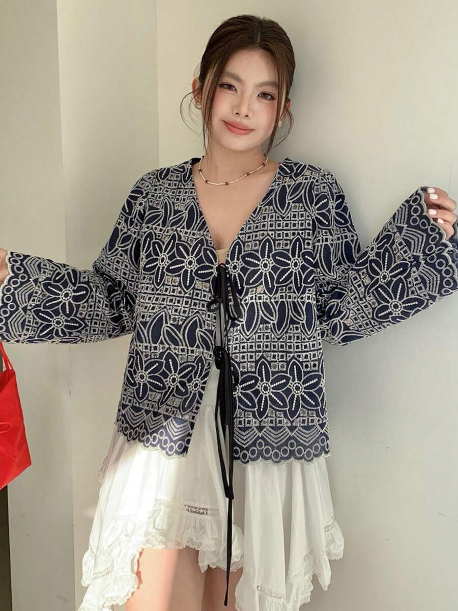 Dazy Plus Áo kiểu dáng thanh lịch, tay loe, cổ chữ V khoét sâu, thắt eo, chất liệu vải in hoa, phong cách nghỉ dưỡng. - Màu xanh hải quân - Xem 1