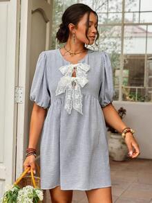 SHEIN VCAY 大码女式度假蕾丝蝴蝶结装饰条纹短泡泡袖可爱连衣裙 - 藍白色 - 查看 5