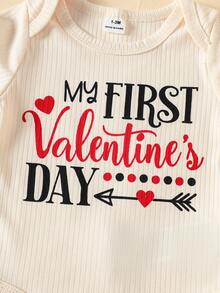 SHEIN Neugeborenes Baby Mädchen Sommer Cartoon Muster Buchstaben Muster Kurzarm Romper Weiß Apricot Braun Drei-Teile-Set Zuhause Geschenk Einfache Valentinstag Baby Kleidung Tts Bestie Baby Kleidung Baby Jungen Valentinstag Outfit Unisex Baby Kleidung Baby Mädchen Body - Rot - Übersicht 5