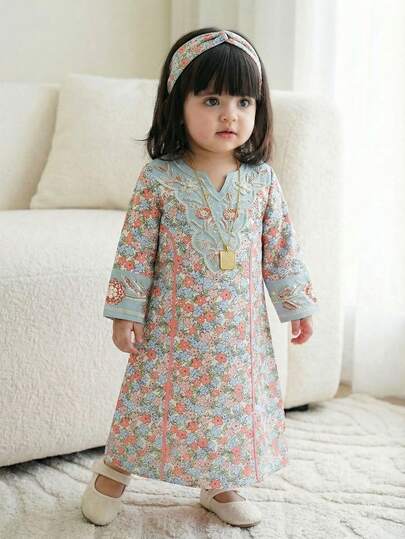 休闲V领宽松传统长袖阿拉伯风印花女婴连衣裙，适合春夏穿着，舒适休闲。