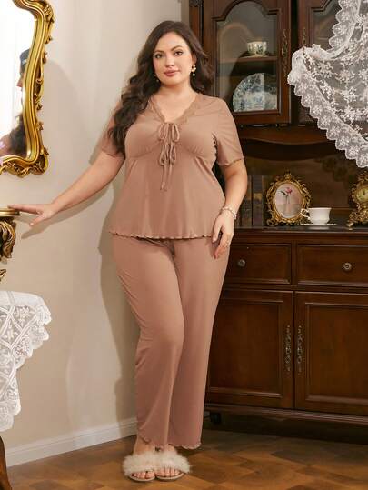SHEIN Conjunto de pijama informal de talla grande para mujer con top de manga corta con cuello en V, abertura frontal con lazo, dobladillo con volantes y pantalones, de tela suave y transpirable con costillas