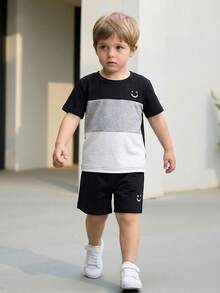 SHEIN Vacaura 2 件套年轻男孩眨眼脸印花黑白灰色短袖 T 恤和短裤套装，夏季 - 黑色 - 查看 2