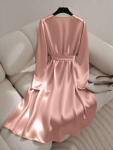 GlowEve Đầm dài tay midi bằng vải satin phối thắt lưng. - Màu Hồng  San hô - Xem 2