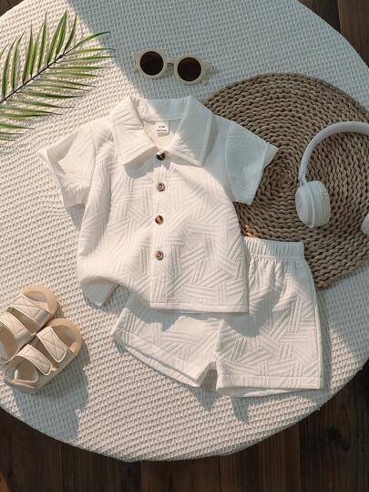 SHEIN Playful Pals 男婴白色几何图案休闲衬衫搭配白色短裤，适合日常外出、上学、家庭聚会、生日派对、休闲拍照、情人节等场合穿着