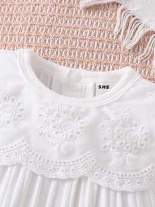 SHEIN 新生儿简约时尚白色镂空刺绣荷叶边舒适罗纹棉长袖连体衣家居服 - 白色 - 查看 3