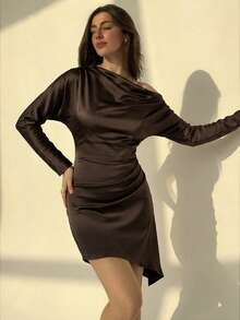 Aloruh Robe mini élégante pour femmes, de couleur unie, avec épaules obliques, manches longues et design plissé - Tabac - Voir 7