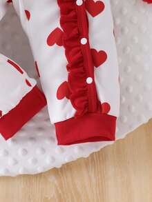 SHEIN 2件套婴儿男女通用婴儿幼儿新生儿0-3岁情人节爱心图案荷叶边按扣连体衣和红色发带套装，春夏款，适合新年、情人节、生日派对、节日、周岁生日、拍照、新生儿连体衣、男女通用连体衣 - 紅白色 - 查看 3