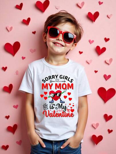 1 pieza Camiseta básica corta con estampado gráfico de imagen de corazón de dibujo animado, lema y diseño de flecha de sobre de corazón, cómoda y sencilla, adecuada para el ambiente festivo del Día de San Valentín, para niño joven de estilo casual