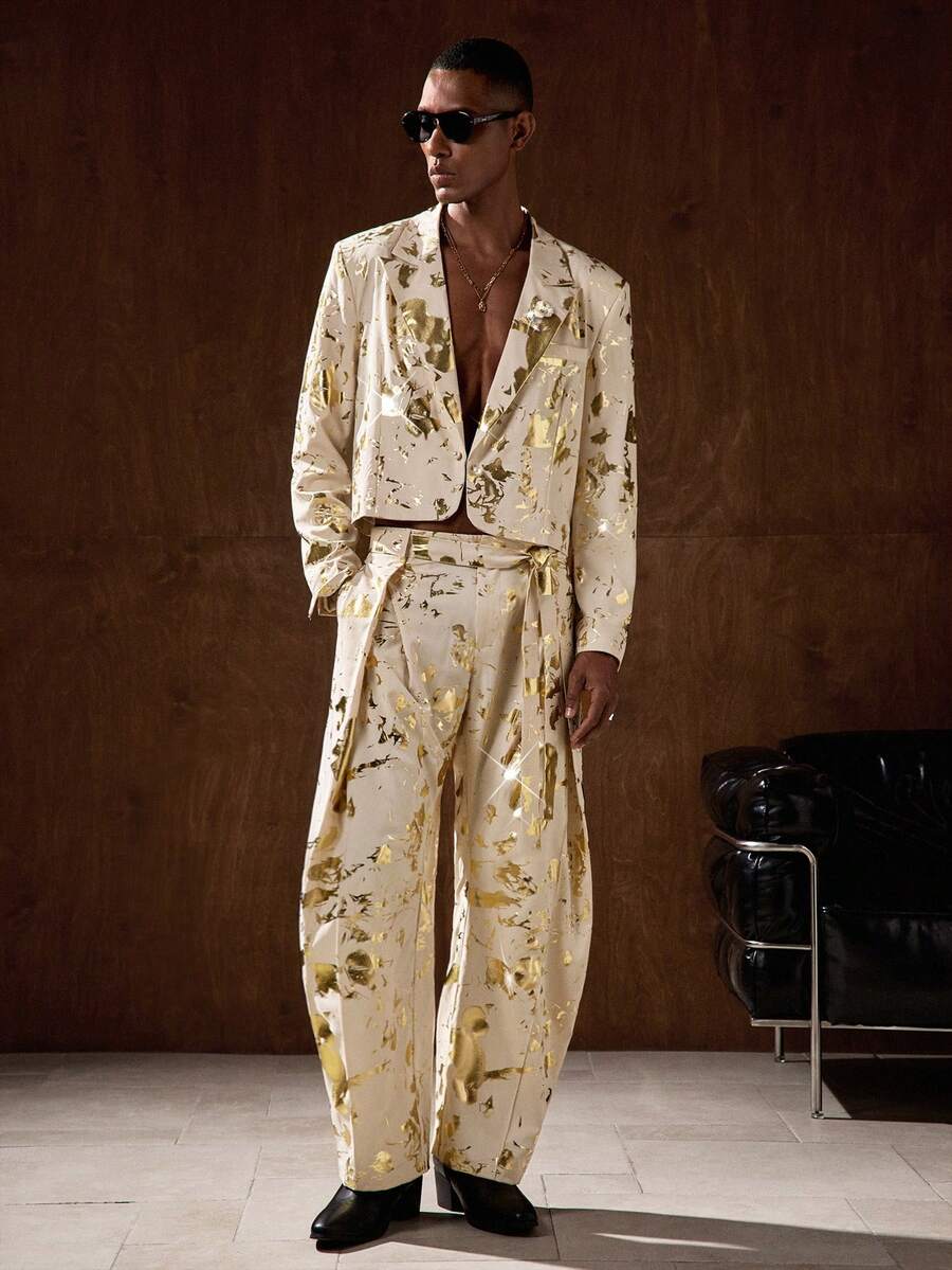 AKNOTIC Business Casual 男士时尚派对宴会全印花金色尖领西装外套和褶裥锥形西装裤套装