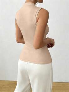 Celisse 金属装饰纯色不对称领口修身吊带背心 - 卡其色 - 查看 2