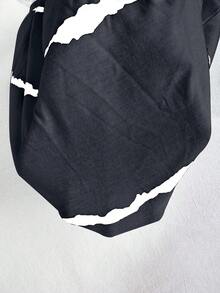 SHEIN Clasi Sommer elegantes Damen gestreiftes bedrucktes plissiertes Hemd mit Holzknopf-Dekoration an der Taille, geeignet für verschiedene Anlässe, Lässig, Zuhause, Pendeln usw. - Grau - Übersicht 7