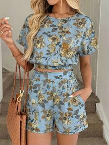 Easowa Bộ trang phục thường ngày thanh lịch in họa tiết hoa cổ điển dành cho nữ, thích hợp cho kỳ nghỉ, bao gồm áo cổ tròn cạp chun và quần short xếp ly có túi. - Màu xanh nhạt - Xem 3