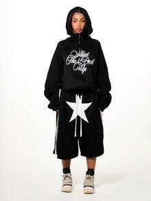 SUMWON WOMEN 女士宽松印花连帽衫，正面中央口袋，长袖，休闲秋冬街头风套头衫，饰有醒目的文字设计，适合休闲穿着。 - 黑色 - 查看 3