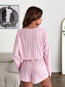 SHEIN Set da casa e tempo libero da donna in cotone, composto da 2 pezzi: top a maniche lunghe con scollo a V e bottoni, a righe rosa e bianche, e pantaloncini coordinati - Rosa - Visualizzare 2