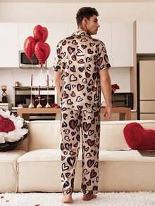 CoupledUp 男士心形豹纹缎面领开衫短袖睡衣套装 - 彩色 - 查看 6