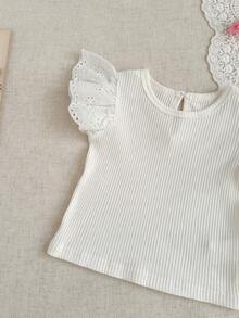 SHEIN 2件套女婴夏季返校季服装，尺码3个月-3岁，白色时尚休闲荷叶边短袖弹力T恤上衣，蓝色可爱樱桃刺绣口袋可调节肩带连衣裙，舒适街头风，适合春夏外出穿着，精美礼物 - 藍色 - 查看 5