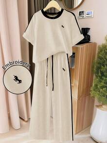 GlowEve 2件套女士时尚圆领刺绣印花撞色滚边T恤，休闲弹力腰斜插口袋刺绣阔腿裤套装 - 彩色 - 查看 8