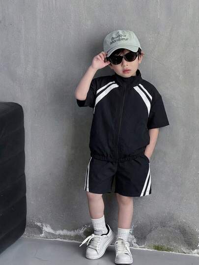 两件套儿童男童休闲韩版字母印花翻领短袖上衣和宽松短裤套装，适合上学、花园、海滩、生日、春夏秋冬等场合穿着。
