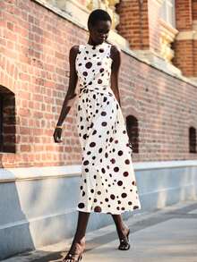 Lumivelle 女士无袖圆领露腰扭结长裙 - 杏色 - 查看 4