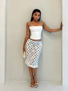 SHEIN BamGlam Mẫu đầm mới này của quý cô vô cùng gợi cảm. Nó có thiết kế cạp thấp phối màu chấm bi đen trắng, viền ren phối màu và chân váy dài ngang gối đính hạt chấm bi. Đây là một món đồ thời trang mùa hè thanh lịch và quyến rũ. - trắng - Xem 5
