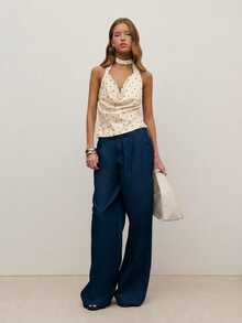 Nöista 这款缎面吊带上衣采用深V领设计，光泽棕色面料上点缀着俏皮的白色波点。它融合了复古魅力和派对时尚感，是女士冬季穿搭的理想之选，非常适合节日冬夜、圣诞晚宴或新年庆祝活动。 - 杏色 - 查看 3