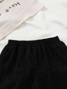 SHEIN Genkimix Kids 两件套男童圆领短袖T恤短裤套装，浅灰色T恤印有条纹小熊图案和“相信自己”标语，黑色舒适休闲短裤。适合夏季日常穿着、上学、户外玩耍、打造时尚街头造型，复古美式风格，适合酷炫活力的小男孩。 - 灰色 - 查看 4