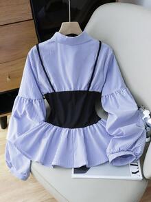 GlowEve 女士蓝色条纹拼接罗纹面料V领收腰不规则荷叶边长袖衬衫，设计精致优雅，适合生日礼物、约会、派对、正式场合、鸡尾酒会、音乐节、情人节、复活节、劳动节、返校季、光棍节、节日装扮、工作、春季衬衫等场合，新款上市，小众设计，百搭，精致长袖拼接衬衫上衣 - 藍色 - 查看 2