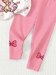 SHEIN 奶油白和奶油粉，可爱猫咪动物印花，少女休闲简约柔软舒适宽松圆领短袖T恤和打底裤套装，适合日常穿着、外出、居家、度假、返校、春夏女孩穿搭，轻松舒适，适合小女孩的春夏套装，时尚女孩，休闲装，婴幼儿猫咪动物图案服装，春夏时尚，别致，新潮，休闲