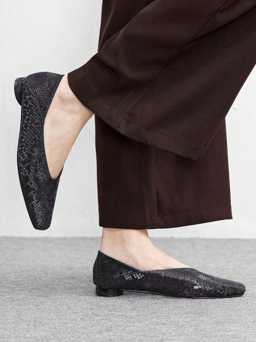 CUCCOO BIZCHIC Chaussures à talon bas motif peau de serpent noir pour femmes - Noir - Voir 1