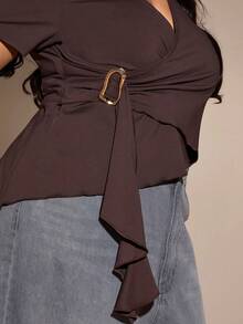 SHEIN BAE 大码女式短袖咖啡棕色金属纽扣装饰V领修身T恤，巧克力棕色上衣，咖啡棕色上衣，优雅V领上衣，性感百搭，外出、情人节的完美之选 - 咖啡棕 - 查看 8