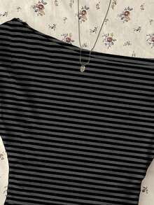 少女黑色条纹休闲简约不对称褶皱短款上衣，适合春夏穿着，时尚日常之选。