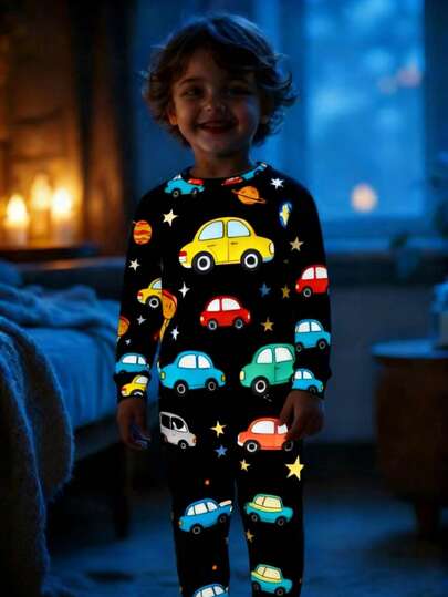 2 piezas Pijamas de manga larga ajustados para bebés niños, estampado de coche de dibujos animados que brilla en la oscuridad, suave y cómodo