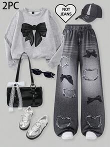 SHEIN ChillGRL 2 件套青少年女孩甜美数字印花套头衫上衣和心形蝴蝶结印花牛仔效果休闲裤套装，适合学校、校园、秋季