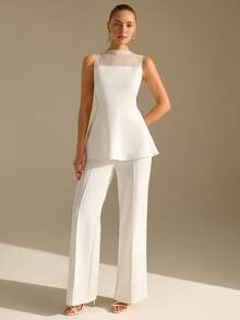 CLARA VERO 白色荷叶边无袖上衣和高腰铅笔裙套装：修身腰部设计，凸显身材曲线，完美适用于办公室穿着或优雅的日间会议，采用无弹力光滑涤纶面料，荷叶边下摆细节，线条简洁，后背隐形拉链。 - 白色 - 查看 1