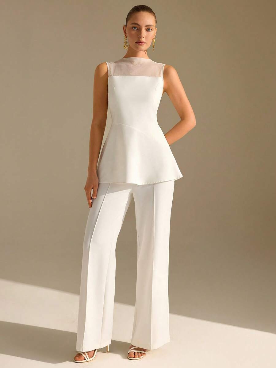 CLARA VERO 白色荷叶边无袖上衣和高腰铅笔裙套装：修身腰部设计，凸显身材曲线，完美适用于办公室穿着或优雅的日间会议，采用无弹力光滑涤纶面料，荷叶边下摆细节，线条简洁，后背隐形拉链。 - 白色 - 查看 1