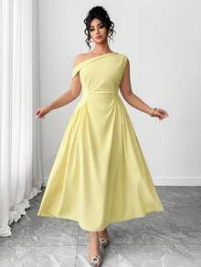 SHEIN PETITE CURVE Plus Size Women Butter Yellow Summer Elegant Graduation Dress,Oblique One Shoulder Sleeveless Ruched Waist Flared Hem Wedding Guest Formal Dress - Light Yellow - View 3