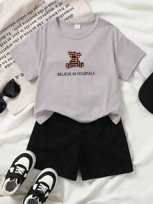 SHEIN Genkimix Kids 两件套男童圆领短袖T恤短裤套装，浅灰色T恤印有条纹小熊图案和“相信自己”标语，黑色舒适休闲短裤。适合夏季日常穿着、上学、户外玩耍、打造时尚街头造型，复古美式风格，适合酷炫活力的小男孩。 - 灰色 - 查看 5