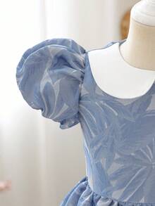 SHEIN Glamorique Kids 女童碎花腰部泡泡袖薄纱优雅派对连衣裙，适合所有季节 - 藍色 - 查看 7