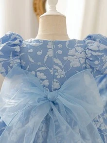 Glamorique Kids 女婴蓝色提花A字喇叭裙，半泡泡袖，全身印花，荷叶边细节，短款设计，适合度假穿着。这款女婴公主裙饰有蝴蝶结、花卉图案和纹理面料，尽显高贵优雅，融合了欧美风格，泡泡袖设计，华丽夺目，是派对、复活节和夏季的理想之选。 - 藍色 - 查看 3
