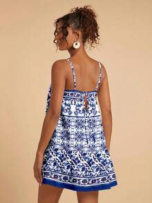 Travachic 休闲度假风蓝色陶瓷定位几何花卉图案地中海风吊带短裙，适合春夏度假 - 白色 - 查看 2