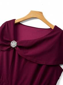 SHEIN Elenzya Đầm dự tiệc dáng lửng màu trơn dành cho nữ cỡ lớn, tay ngắn, cổ bất đối xứng, eo thắt, trang trí kim loại, kiểu dáng cổ điển thanh lịch, dài đến đầu gối. - Màu Đỏ Sâu - Xem 6