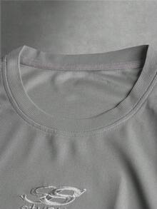 STYNVO Conjunto de camiseta de manga corta con cuello redondo y estampado gráfico, y pantalones cortos con cordón en la cintura para hombre. Conjunto casual de parte superior e inferior de 2 piezas con camiseta de manga corta con estampado gráfico y letras, y pantalones cortos para hombre. Conjunto coordinado de verano para hombre - Gris Claro - Ver 5